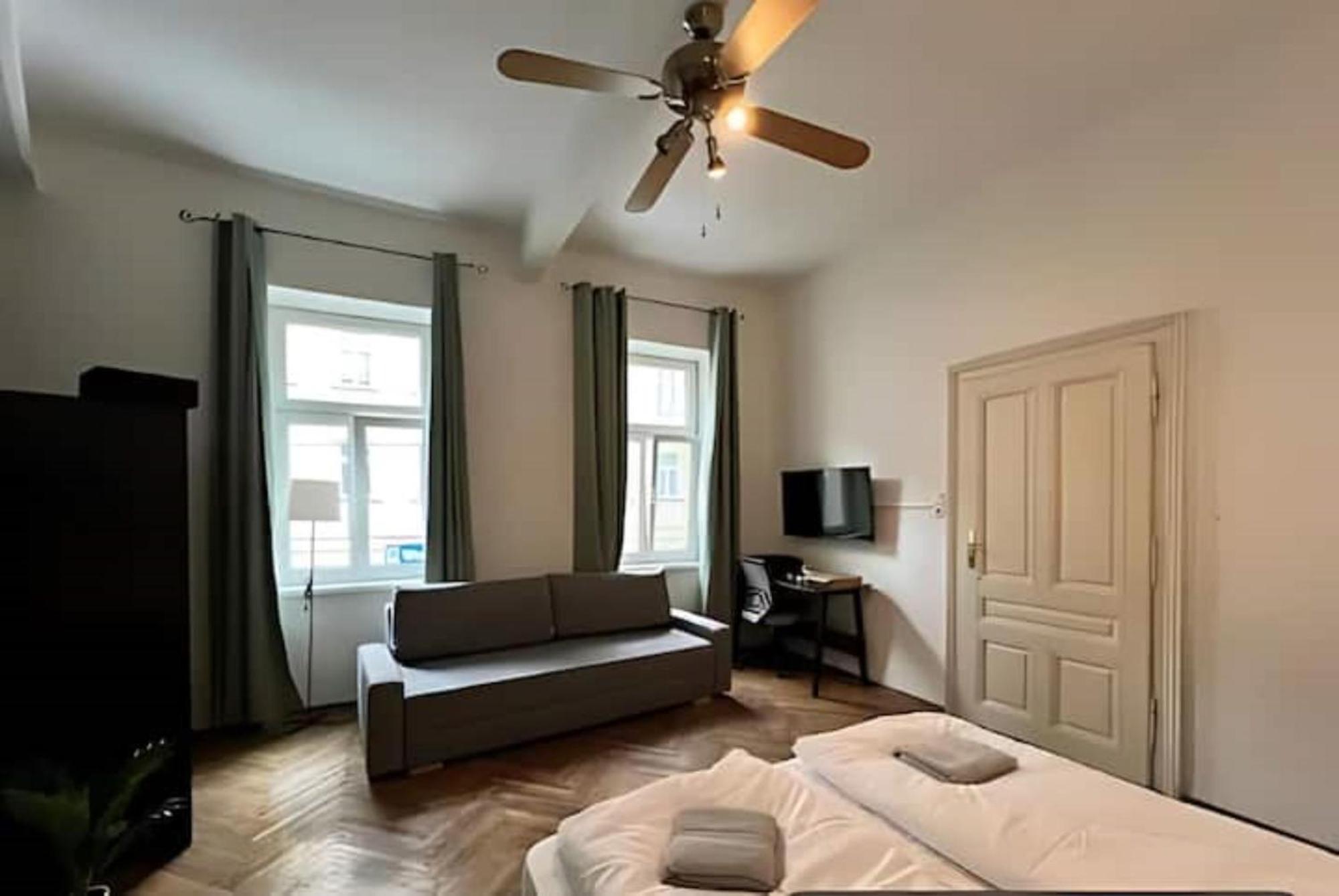 Discover Danube And Prater Stern From Our 1br Gem Apartamento